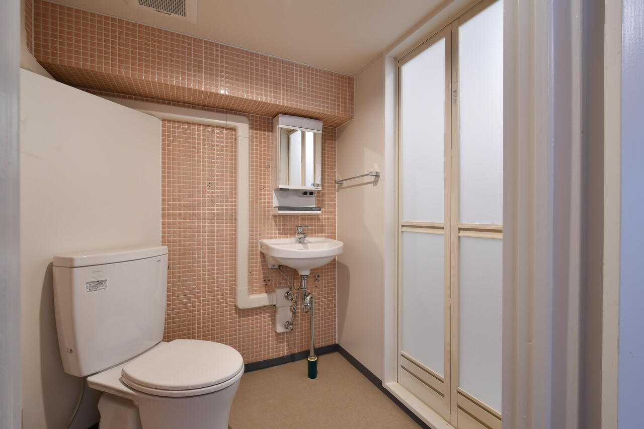 脱衣室を兼ねたトイレ。（501号室）|5F トイレ