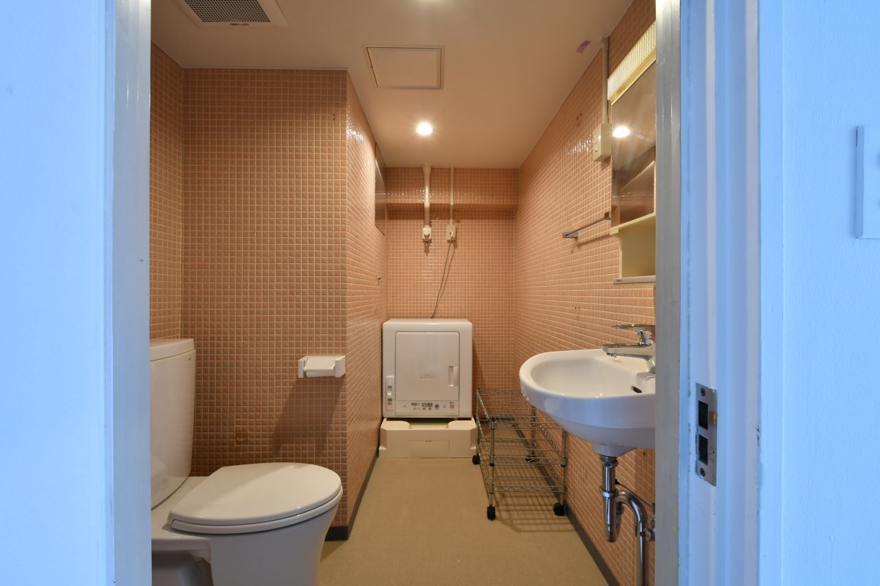 トイレの様子。シャワールームと洗濯機は501号室か503号室のものを使います。代わりに乾燥機が設置されていて、501号室、502号室の入居者さんも使用します。（502号室）|5F トイレ