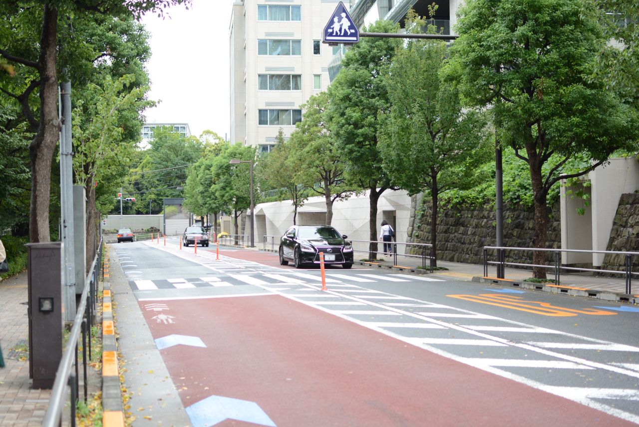 六本木駅からシェアハウスへ向かう道の様子。|1F 周辺環境