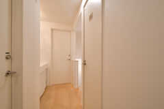 廊下の様子2。右手のドアはトイレです。(2022-12-21,共用部,OTHER,2F)