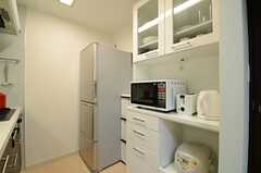キッチンの対面には、食器棚や冷蔵庫が設置されています。(2013-03-05,共用部,KITCHEN,2F)