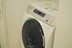 ドラム式洗濯機の様子。(2013-03-05,共用部,LAUNDRY,2F)
