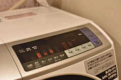 洗濯機の様子。乾燥機能付きです。洗濯機の上の棚に収納が用意されています。(2018-08-28,共用部,LAUNDRY,2F)