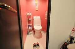 ウォシュレット付きトイレの様子。ピンクの壁紙です。(2013-02-21,共用部,TOILET,3F)