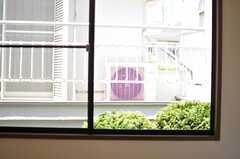 窓からの景色。緑を借景できます。（202号室）(2013-05-24,専有部,ROOM,2F)