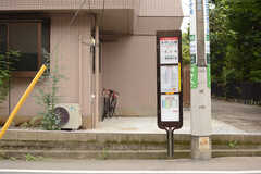 目の前は仙川駅と調布飛行場行きのバス停です。(2017-08-21,共用部,ENVIRONMENT,1F)