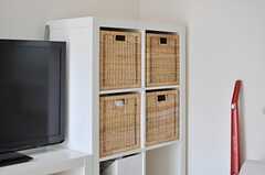 TV脇にある収納は、部屋ごとに1かご分を使用できます。(2012-08-03,共用部,OTHER,2F)