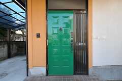シェアハウスの正面玄関。ドアはグリーンに塗られています。(2011-11-24,周辺環境,ENTRANCE,1F)
