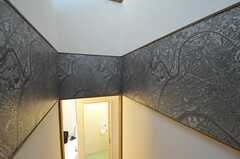階段の壁紙は、地図のような模様です。(2011-11-24,共用部,OTHER,2F)