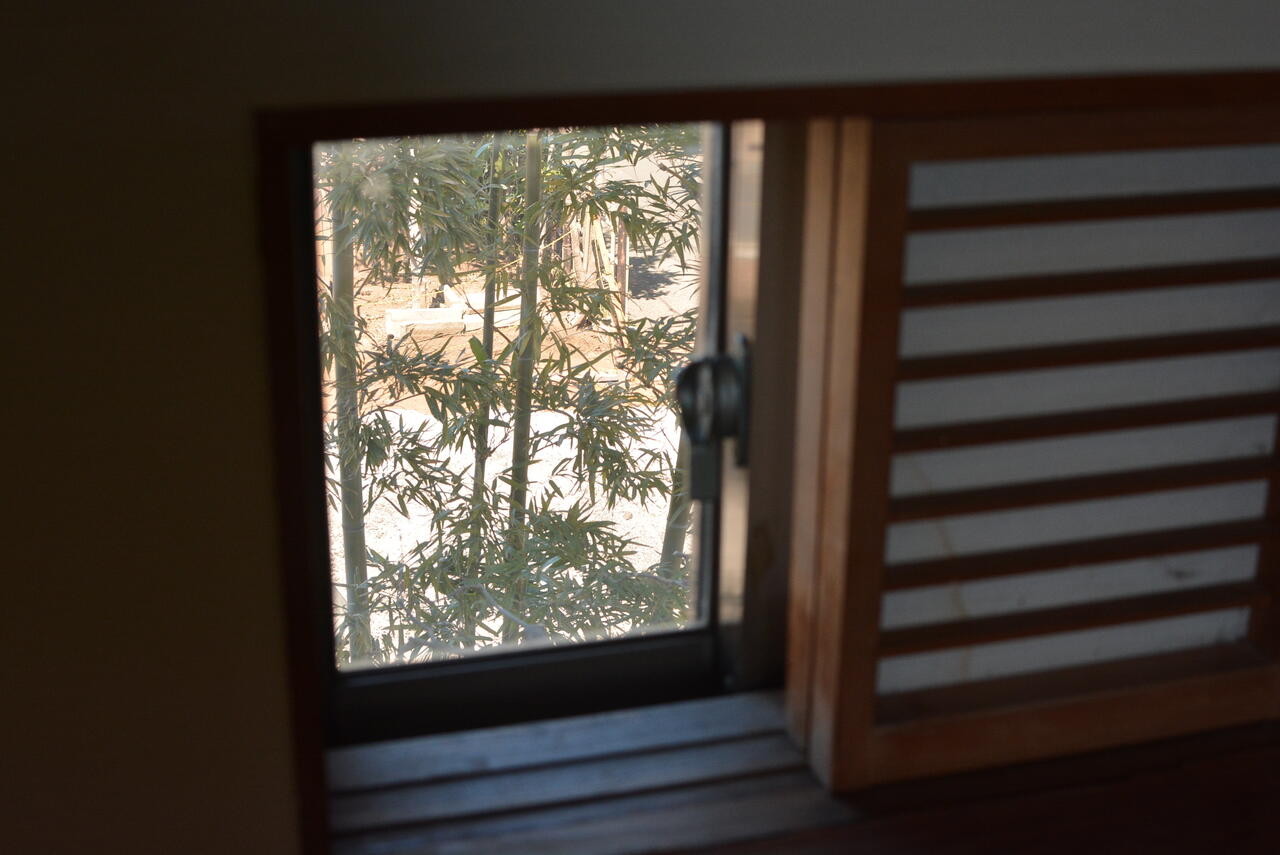 小窓からは、玄関脇の竹が見えます。（201号室）|2F 部屋