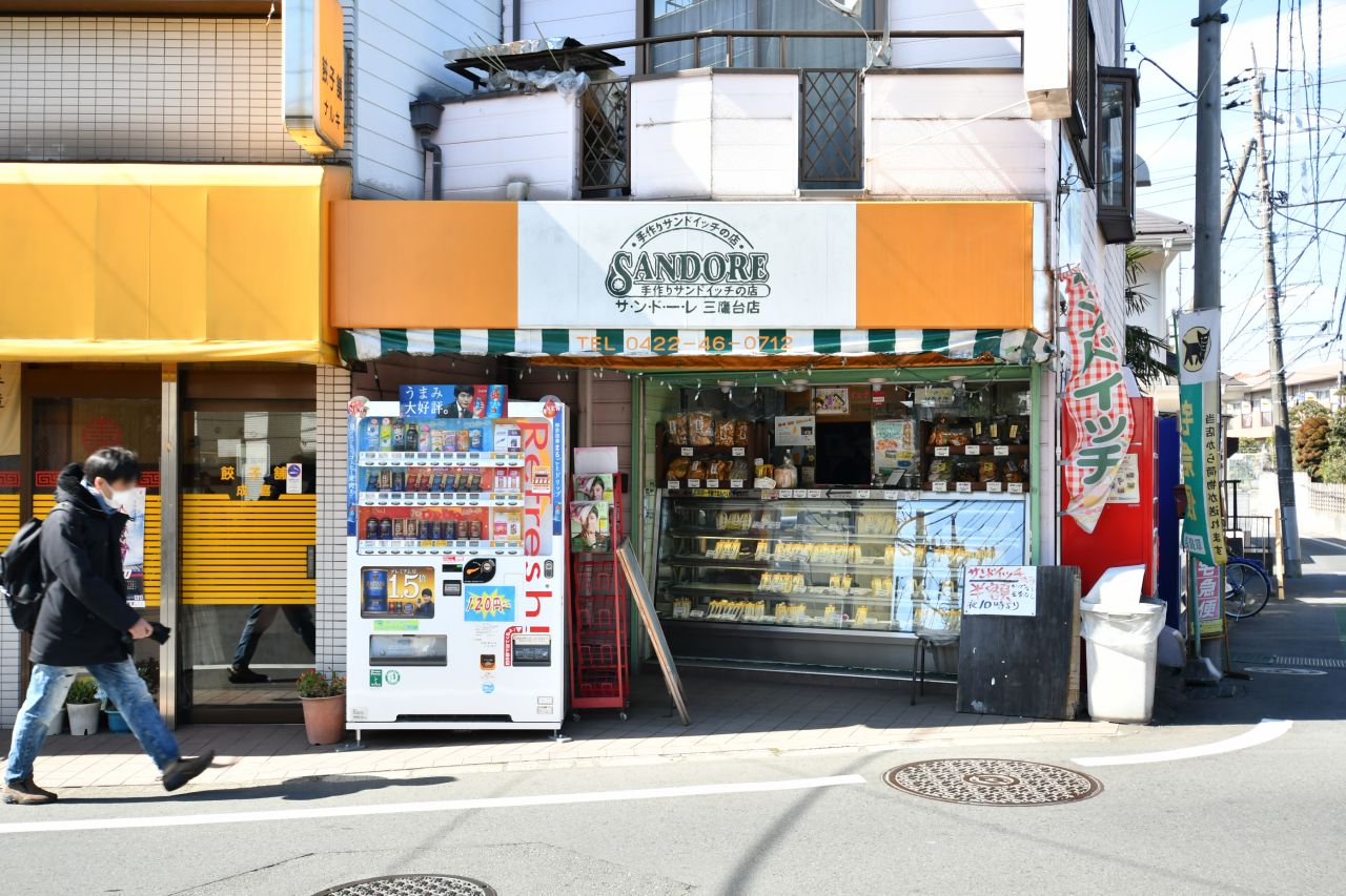 シェアハウスと駅の間にあるサンドイッチ屋さん。休日はサンドイッチを買って井の頭公園に散歩に行くのも良さそう。|1F 周辺環境