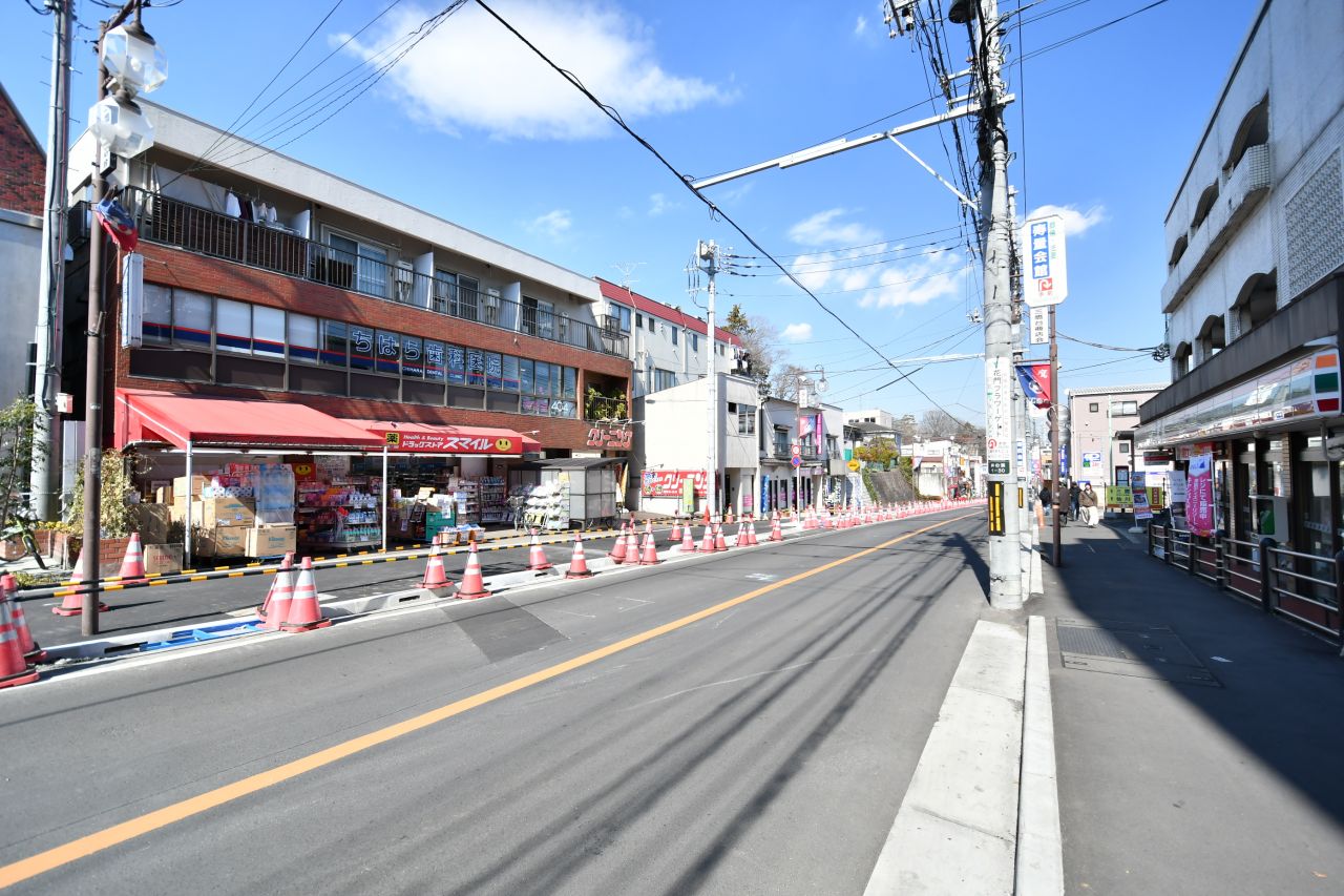 三鷹台駅からシェアハウスへ向かう道の様子。ドラッグストアやコンビニもあります。|1F 周辺環境