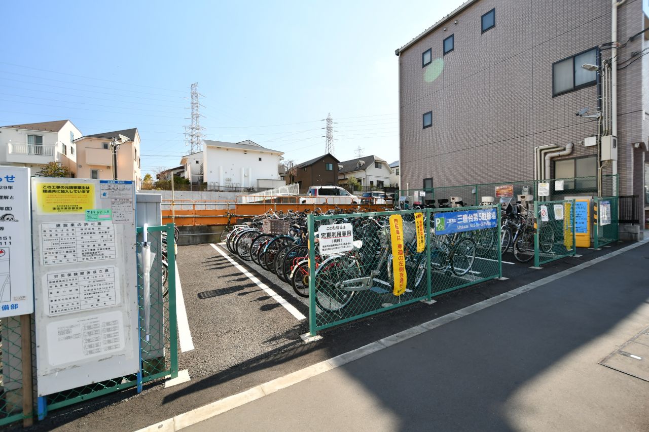 三鷹台駅近くの駐輪場。一時利用と定期利用で駐輪場所が分かれています。|1F 周辺環境