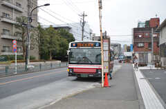 徒歩1分ほどのところに、吉祥寺駅行きのバスが通るバス停があります。(2016-02-01,共用部,ENVIRONMENT,1F)