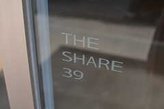 ガラス戸にシェアハウスのサインが記されています。(2022-01-18,周辺環境,ENTRANCE,1F)