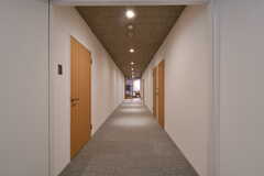 廊下の様子。突き当たりにラウンジがあります。(2022-01-18,共用部,OTHER,1F)