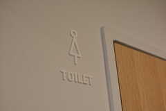 女性用トイレのサイン。(2022-01-18,共用部,TOILET,1F)