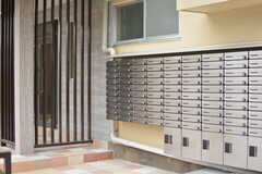 玄関の横に郵便受けと宅配ボックスが設置されています。(2021-03-30,周辺環境,ENTRANCE,1F)