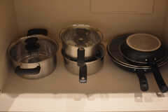 フライパンや鍋類はヒーター下に収納されています。(2021-03-30,共用部,KITCHEN,1F)