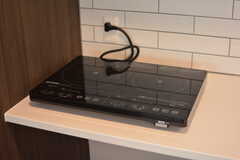 IHヒーターはポータブルタイプ。調理は基本的にラウンジ側のキッチンを使います。(2021-03-30,共用部,KITCHEN,1F)