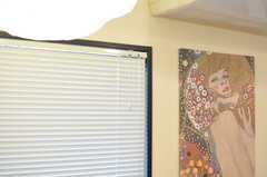 クリムト作の妖艶な女性が見守ります。(2012-10-08,共用部,LIVINGROOM,1F)