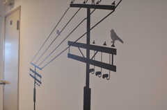 壁には電線に佇む鳥たちのシルエットが。(2012-10-08,共用部,OTHER,2F)