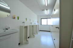 男性用トイレの様子。※2022年7月現在リノベーション工事中。（2022年9月頃画像を変更予定）(2012-10-08,共用部,TOILET,2F)