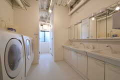 水まわり設備の様子。洗面台、洗濯機、奥にシャワールームが設置されています。(2023-02-10,共用部,OTHER,2F)