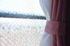 窓ガラスにはメタリックなシールが貼られています。（302号室）(2019-04-04,専有部,ROOM,3F)