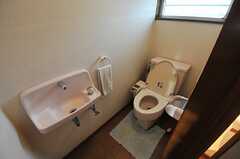 ウォシュレット付きトイレの様子。手洗い場もあります。(2013-11-26,共用部,OTHER,2F)