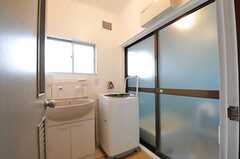 脱衣室に設置された洗面台と洗濯機。(2011-10-27,共用部,BATH,1F)