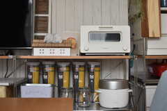 バルミューダ社のオーブントースターや炊飯器が置かれています。(2018-08-27,共用部,KITCHEN,2F)