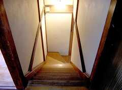 階段の様子。（2Fから）(2005-09-10,共用部,OTHER,2F)