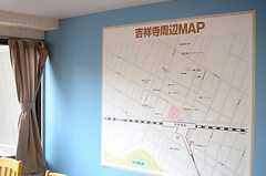 壁には吉祥寺周辺のマップが用意されています。いろいろと書き込むことも可。(2013-12-17,共用部,LIVINGROOM,2F)