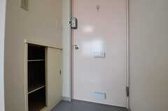 ドアの脇には靴箱が設けられています。（306号室）(2013-12-17,専有部,ROOM,3F)