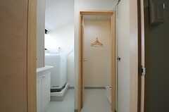 男性専用の水まわりはこちら。正面がシャワールームで、右手のドアはトイレです。(2013-12-17,共用部,OTHER,2F)