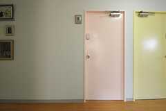 専有部のドアは、ピンクとイエローとグリーンの3パターン。（209号室）(2013-12-17,専有部,ROOM,2F)