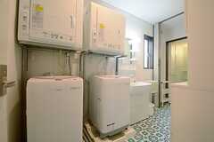 浴室の手前には、洗面台と洗濯機＆乾燥機が設置されています。(2014-09-10,共用部,LAUNDRY,3F)