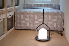 テーブルの足元にはオリジナルの家型照明。（211号室）(2021-03-25,専有部,ROOM,2F)