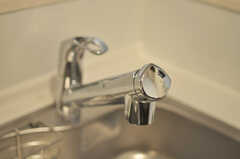 シンクの水栓は浄水器の役割も果たします。(2013-03-19,共用部,KITCHEN,4F)