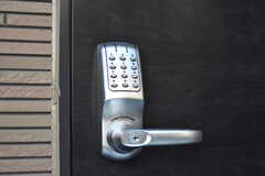 玄関の鍵はナンバー式のオートロックです。(2019-01-30,周辺環境,ENTRANCE,1F)