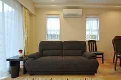 ゆったりサイズのソファです。(2013-03-25,共用部,LIVINGROOM,1F)