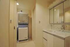 水まわりの様子。左にバスルーム、正面に洗濯機と乾燥機、洗面台脇にトイレがあります。(2013-03-25,共用部,LAUNDRY,1F)