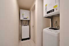 廊下に設置された洗濯機と乾燥機。(2021-07-26,共用部,LAUNDRY,2F)