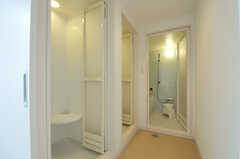 突き当たりがバスルーム、左手にシャワールームがあります。(2011-05-16,共用部,BATH,2F)