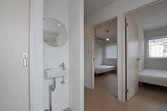 廊下に設置された洗面台の様子。左手の引き戸はトイレです。(2011-05-16,共用部,OTHER,3F)