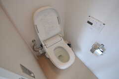 ウォシュレット付きトイレの様子。センサー付きで自動で便座が上がります。(2011-05-16,共用部,TOILET,3F)