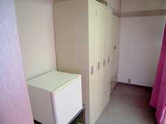 ドミトリーの様子。（304号室）。プライベート・ロッカー、ミニ冷蔵庫設置。(2006-05-31,専有部,ROOM,3F)