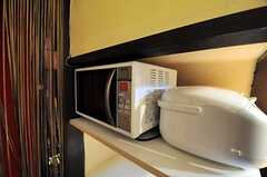 棚には電子レンジと炊飯器があります。(2010-11-29,共用部,KITCHEN,1F)