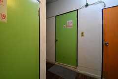 廊下の様子。奥の黄緑のドアの先がシャワールームです。(2017-03-07,共用部,OTHER,1F)